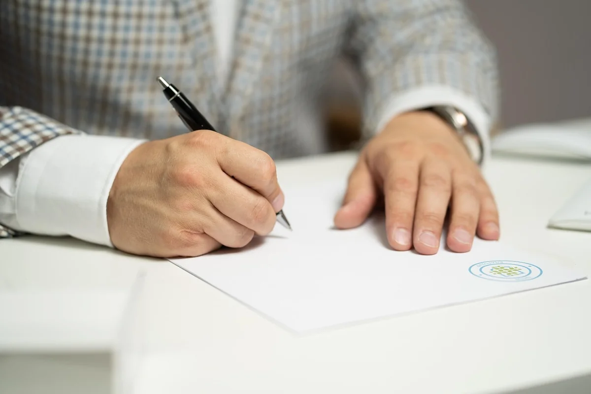 Comment signer en PO : exemple pratique et méthodes efficaces en 2026