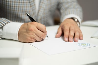Comment signer en PO : exemple pratique et méthodes efficaces en 2026